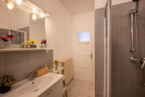 une salle de bain avec un lavabo et une douche dans l'établissement * Le Provençal * cosy flat 3 min walk from the sea, à Nice