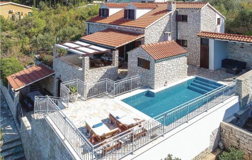 eine Luftaufnahme eines Hauses mit Swimmingpool in der Unterkunft Gorgeous Home In Prigradica With Wifi in Prigradica