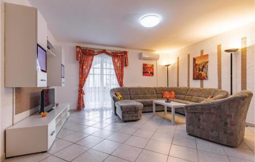 salon z kanapą i telewizorem w obiekcie 3 Bedroom Awesome Apartment In Pavicini w mieście Pavicini