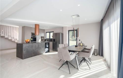 Beautiful Home In Makarska
