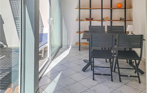 une salle à manger avec une table et des chaises dans l'établissement Stunning Home In La Faute Sur Mer, à La Faute-sur-Mer