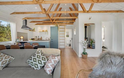 Un lugar para sentarse en Amazing Home In Storvorde With Sauna