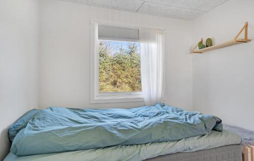 Una cama o camas en una habitación de Amazing Home In Storvorde With Sauna
