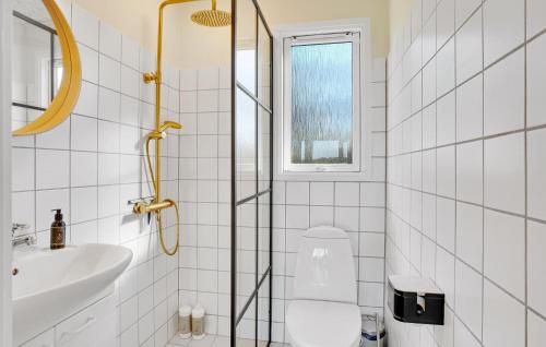 Un baño de Amazing Home In Storvorde With Sauna