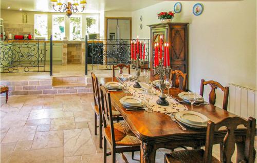 une salle à manger avec une table et des chaises en bois dans l'établissement Amazing Home In Les Farges, à Les Farges