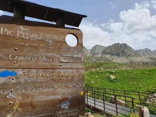 a sign with writing on the side of a mountain at Terraza espectacular, sol y vistas 2-0060 in Pas de la Casa