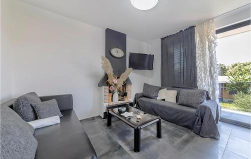 Posezení v ubytování Cozy Apartment In Pula With Wifi