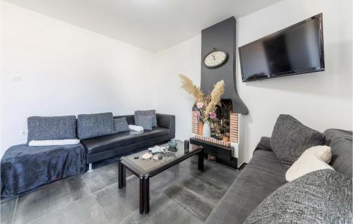 Gorgeous Apartment In Pula