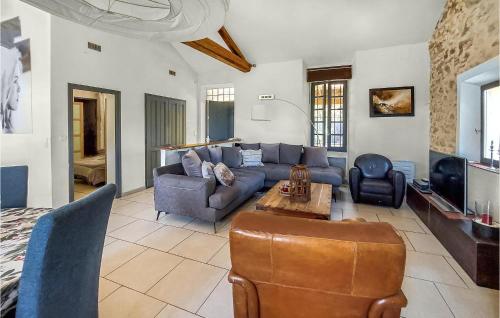 un salon avec un canapé et une table dans l'établissement Gorgeous Home In Saint Cyr Sur Mer, à Saint-Cyr-sur-Mer