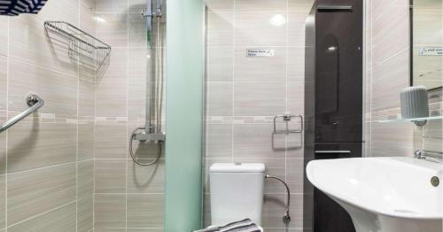 Un baño con ducha, inodoro y lavabo. en Exceptional Costa del Sol Villa Apartment BALCON DE TORROX for 4 Heated pool Amazing views & quality, en Torrox
