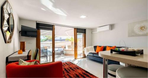 una sala de estar con un sofá y una mesa en Exceptional Costa del Sol Villa Apartment BALCON DE TORROX for 4 Heated pool Amazing views & quality, en Torrox