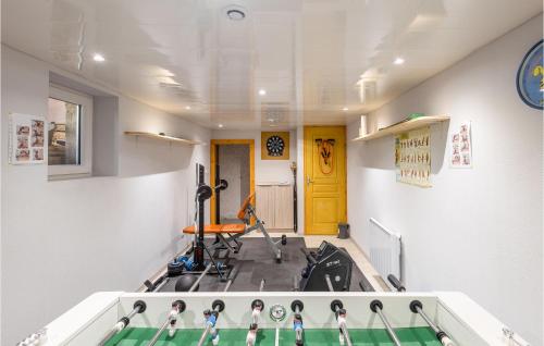 une pièce avec une salle de sport avec du matériel de hockey à l'intérieur dans l'établissement Amazing Home In Natzwiller With Wifi, à Natzwiller