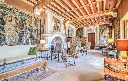 - un salon avec un canapé et une fresque murale dans l'établissement Nice Home In St Martin Des Combes, à Saint-Martin-des-Combes