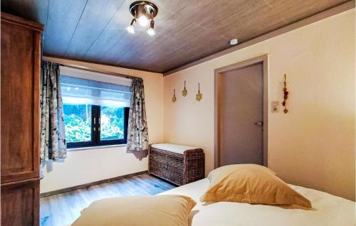 a bedroom with two beds and a window at Stunning Home In Meeuwen-Gruitrode in Aan ʼt Hoolven