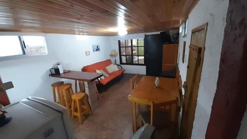 een woonkamer en een keuken vanuit de lucht bij Los Nietos in La Paloma