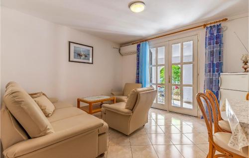 salon z kanapą, krzesłami i stołem w obiekcie Apartment Krnica Xcii w mieście Krnica