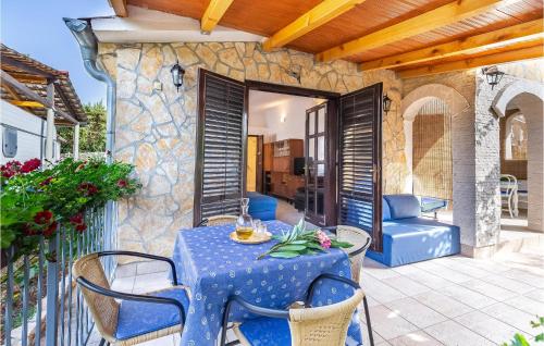 niebieski stół i krzesła na patio w obiekcie Apartment Krnica Xcii w mieście Krnica