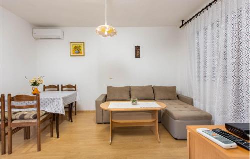 Posezení v ubytování Gorgeous Apartment In Kornic With Wifi