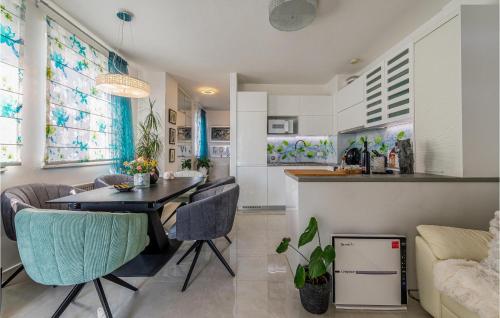 Cozy Apartment In Zadar With Wifi