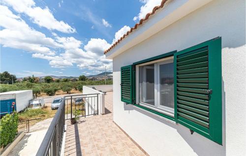 2 Bedroom Beach Front Apartment In Kastel Stari