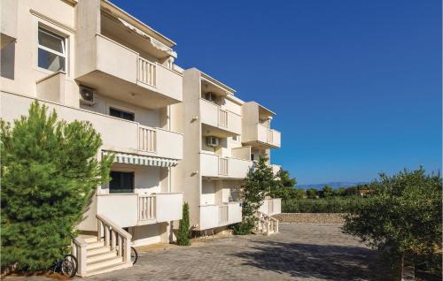 Two-Bedroom Apartment In Supetar