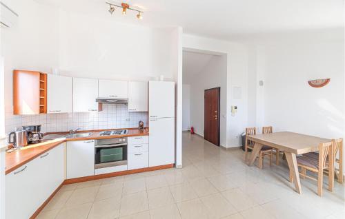 Cozy Apartment In Makarska With Wifi