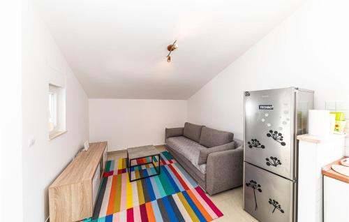 Cozy Apartment In Makarska With Wifi
