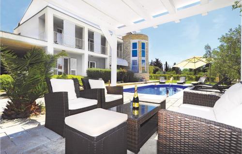 Πισίνα στο ή κοντά στο 5 Bedroom Amazing Home In Debeljak