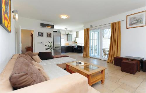 Χώρος καθιστικού στο 5 Bedroom Amazing Home In Debeljak