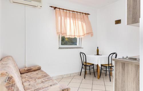 Χώρος καθιστικού στο Nice Apartment In Rasopasno With Wifi