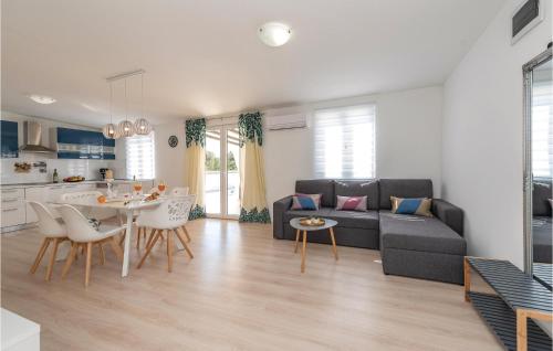ein Wohnzimmer mit Sofa und Tisch in der Unterkunft Gorgeous Home In Pakostane With Kitchen in Pakoštane