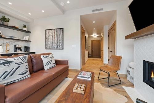 Μια τηλεόραση ή/και κέντρο ψυχαγωγίας στο Riverfront Lodge 109 by East West Hospitality