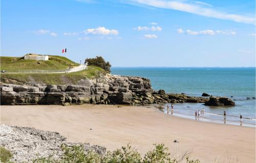 une plage avec une maison sur une colline à côté de l'océan dans l'établissement Nice Home In Meschers-Sur-Gironde, à Meschers-sur-Gironde