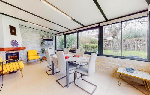 une salle à manger avec une table et des chaises dans l'établissement Nice Home In Meschers-Sur-Gironde, à Meschers-sur-Gironde