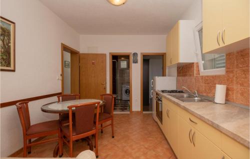 Two-Bedroom Apartment In Makarska