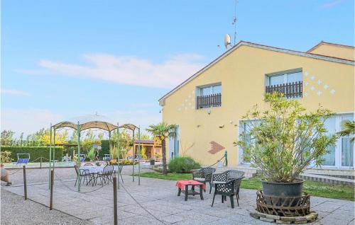 patio ze stołami i krzesłami przed budynkiem w obiekcie Casa Sofia w mieście Santa Margherita
