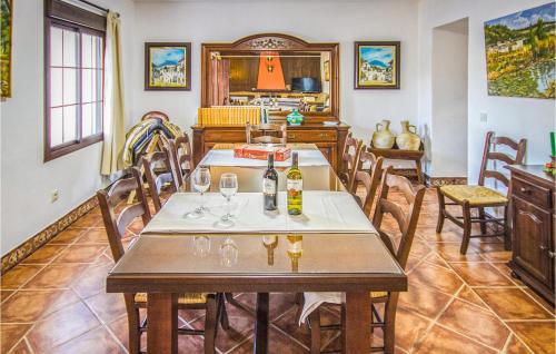 ein Esszimmer mit einem Tisch mit Weingläsern in der Unterkunft 5 Bedroom Awesome Home In Ubrique in Ubrique