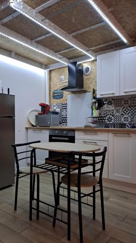 une cuisine avec une table et des chaises dans une pièce dans l'établissement studio indépendant proche de la mer LE Bon Secours, à Dieppe