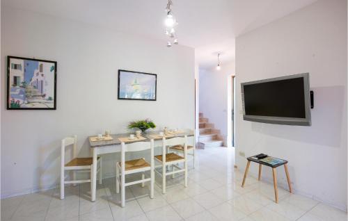 Μια τηλεόραση ή/και κέντρο ψυχαγωγίας στο Beautiful Home In Nicotera Marina