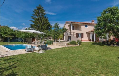 podwórko z basenem i domem w obiekcie Holiday Home Cere Cere Ii w mieście Santalezi