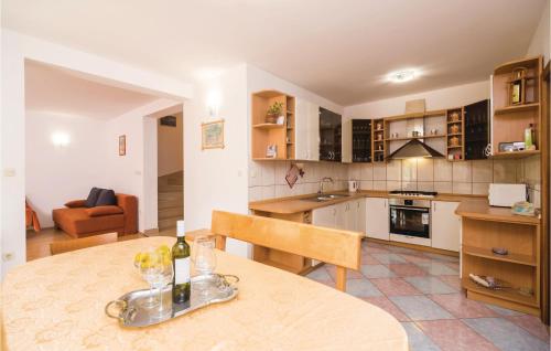 Nhà bếp/bếp nhỏ tại Three-Bedroom Holiday Home In Duba