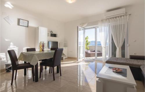 Χώρος καθιστικού στο One-Bedroom Apartment Klek With Sea View 04