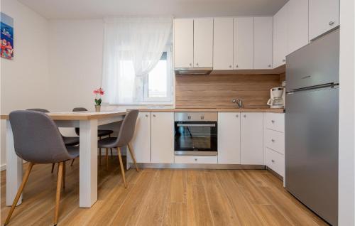 Beach Front Apartment In Zadar With Swimming Pool