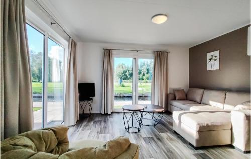 Χώρος καθιστικού στο Amazing Home In Giethoorn With Wifi