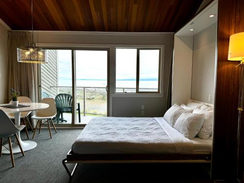 Postel nebo postele na pokoji v ubytování Shorewater Resort Oceanside Studio with Loft