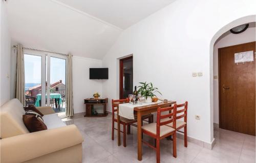 Televízia a/alebo spoločenská miestnosť v ubytovaní Cozy Apartment In Crikvenica With Wifi