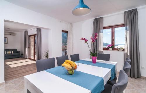 Fotografia z galérie ubytovania Six-Bedroom Holiday Home In Omis v Omise
