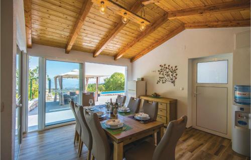 Χώρος καθιστικού στο Four-Bedroom Holiday Home In Lokvicici