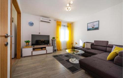 Zdjęcie z galerii obiektu Cozy Home In Rovanjska With Wifi w mieście Rovanjska