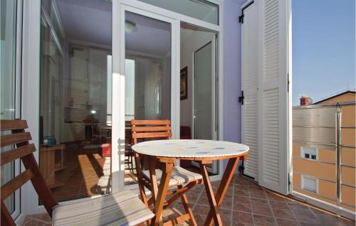 un balcon avec une table et des chaises sur un balcon dans l'établissement Apartment Vodnjan Peroj Iii, à Vodnjan